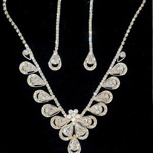 beautiful 3pc set with necklace and long earrings